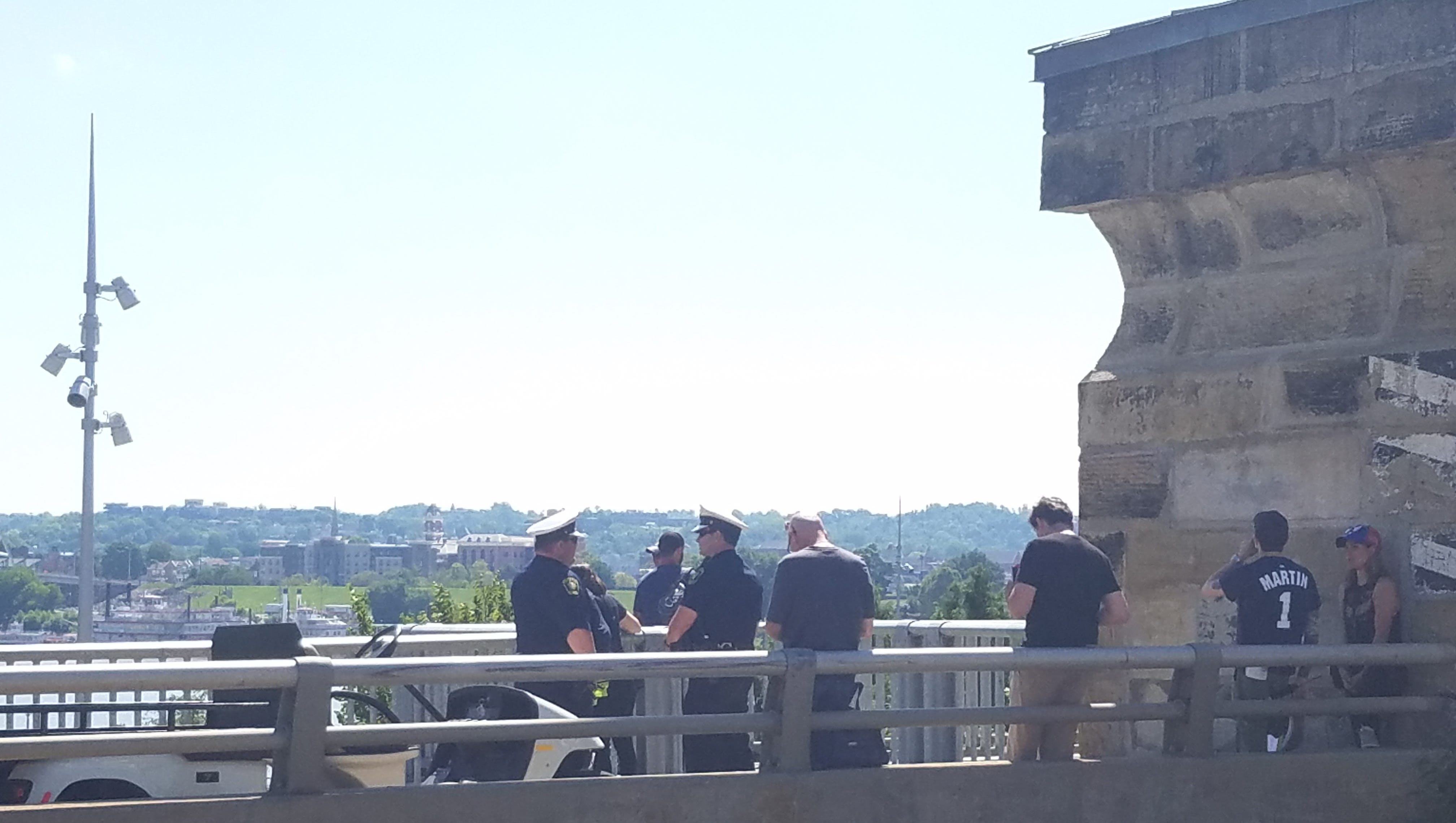 Showdown At Roebling Bridge Bruce Willis Reprisal Continues Filming Bruce willis was not filming saturday, according to a member from the film's crew, but that did not deter the excitement of the people gathered to watch usmani said she is a bruce willis fan but will probably see the movie just because it was filmed in cincinnati. bruce willis reprisal continues filming