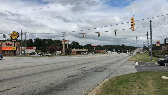 The intersection of Wade Hampton Blvd and Tappan Dr. is an example of an intersection without a designated left turn signal phase.