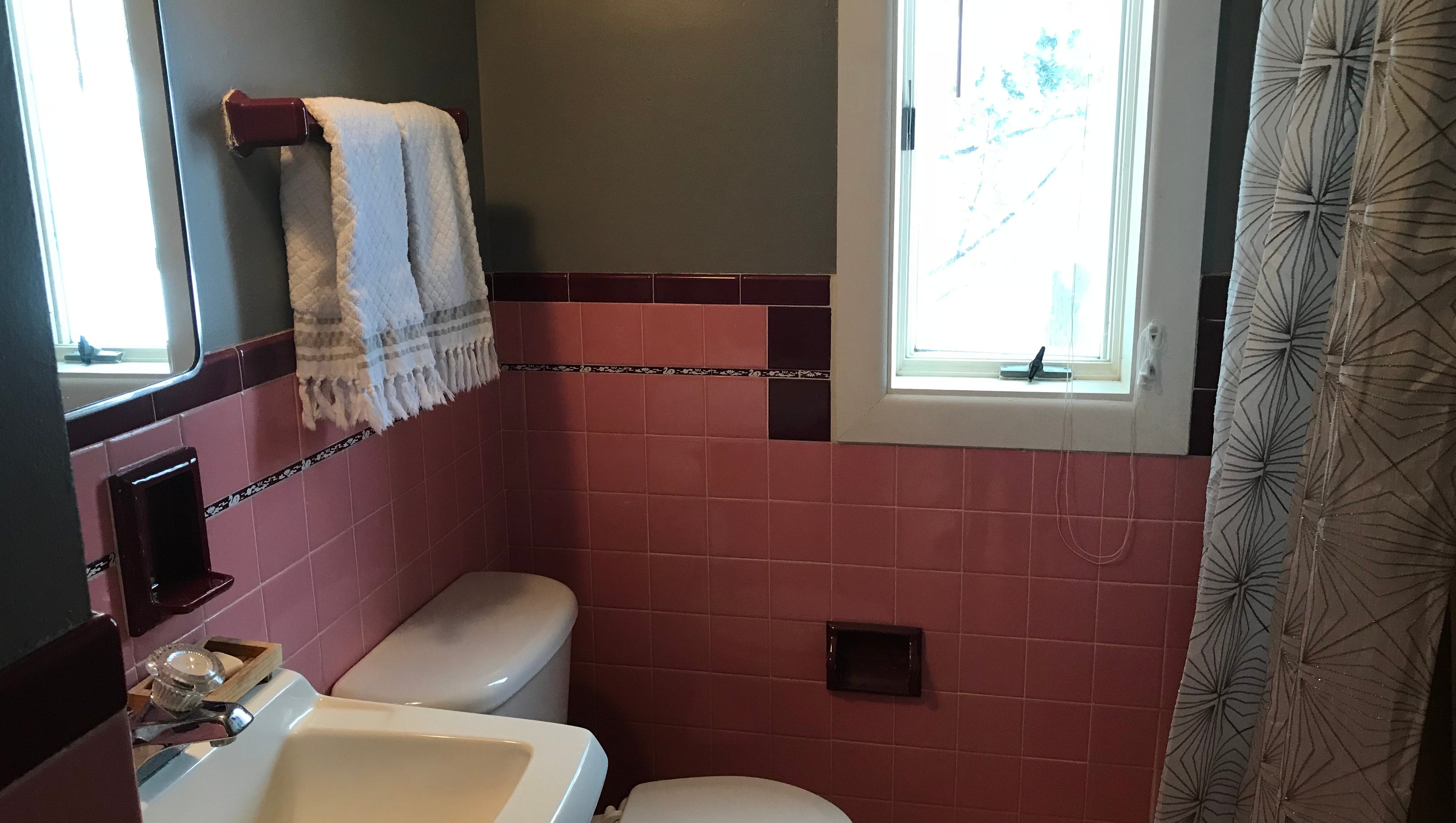 Should This Mid Century 1950s Pink Bathroom Be Saved