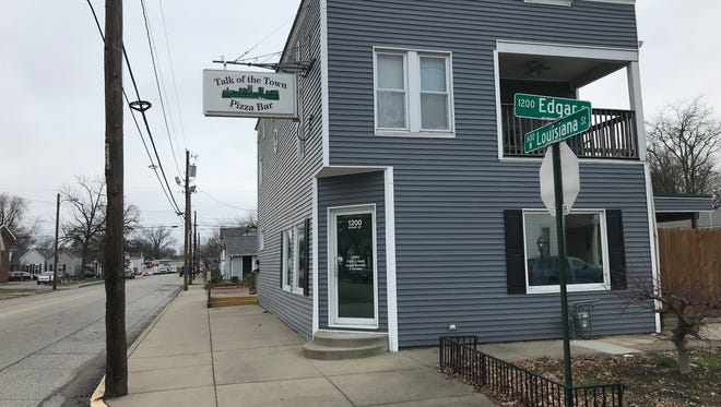 "The Lobo Lounge" from "Roseanne" is actually Evansville's Talk of the Town pizza.