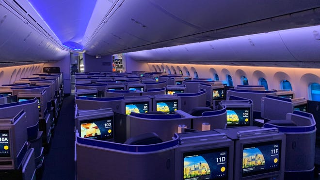 First Look United Airlines Shows Off Its First Boeing 787
