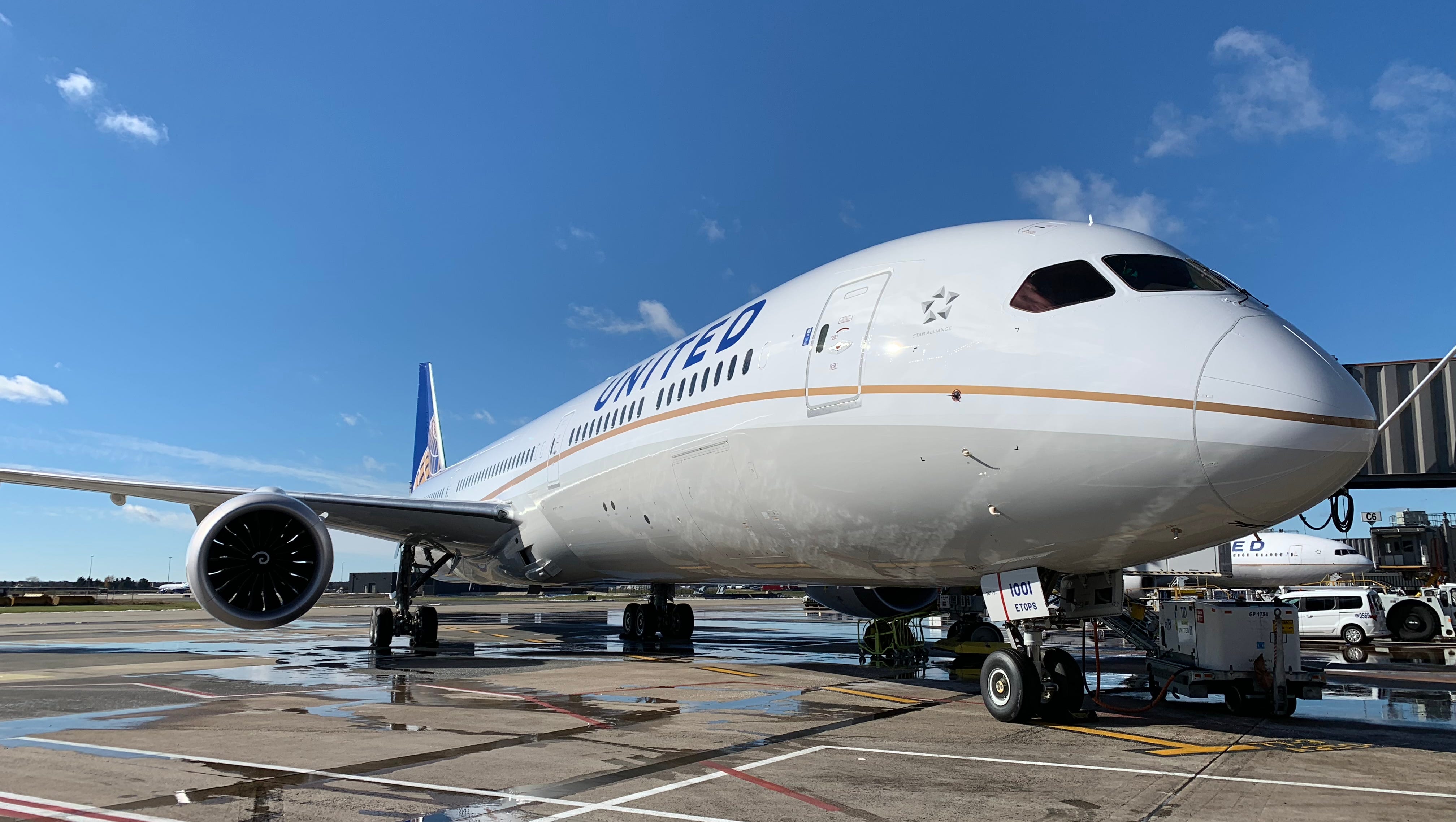 United Airlines Boeing 787 10 Now Flying Paying Passengers