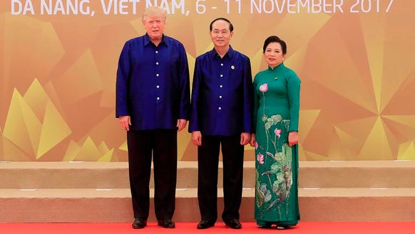 President Trump poses with Vietnam'ss President Tran