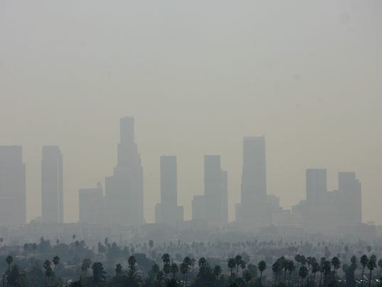 Cảnh ô nhiễm không khí tại thành phố Los Angeles, vào ngày 20 tháng 9, 2006. Los Angeles bị ô nhiễm bầu khí quyển nặng nhất trên toàn quốc gia, theo một báo cáo mới công bố bởi Hiệp hội Lá phổi Mỹ (American Lung Association). 