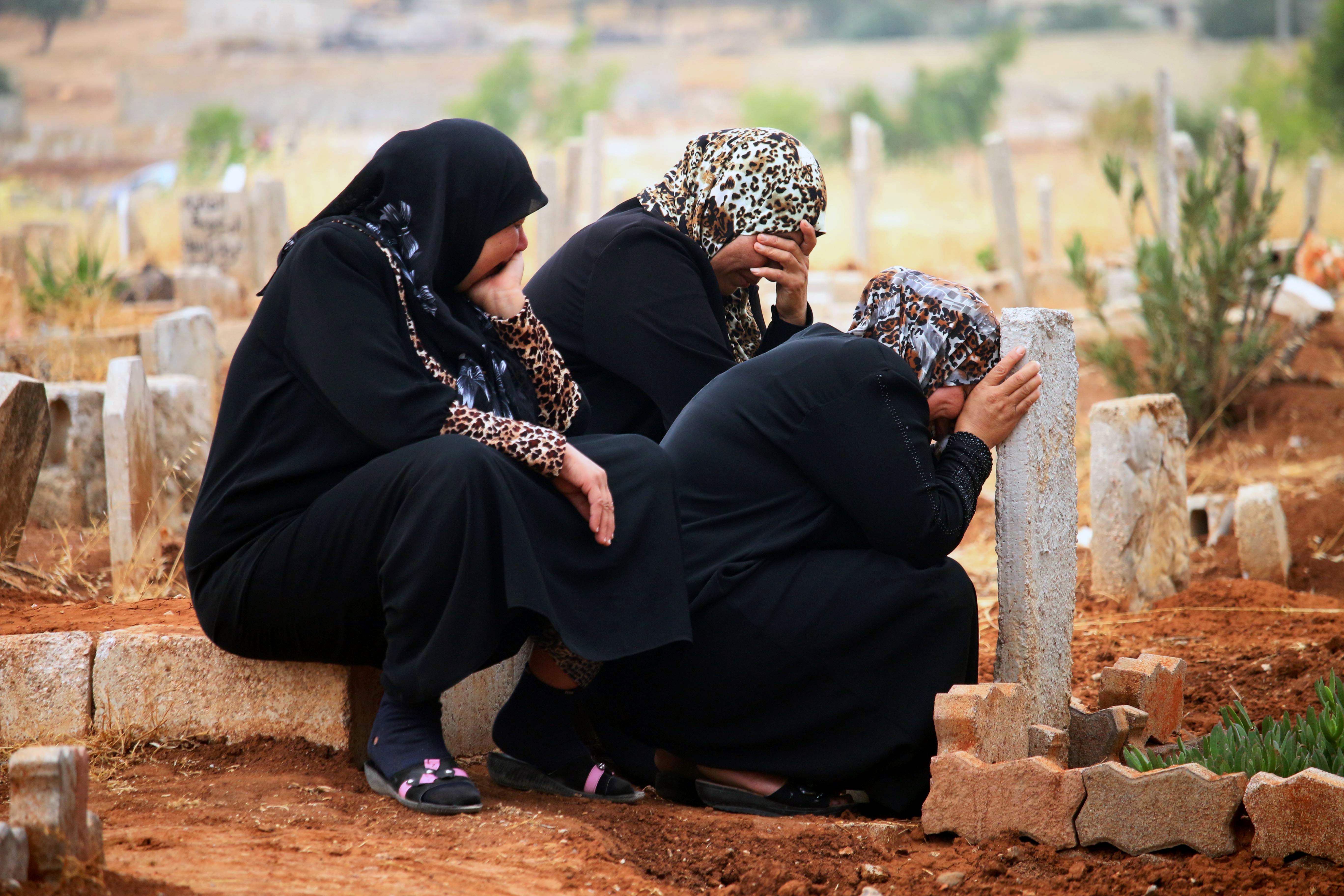 Какую молитву читать на кладбище мусульманам. Мусульманский человек. Мусульманка в трауре. Женщина в трауре мусульманка.