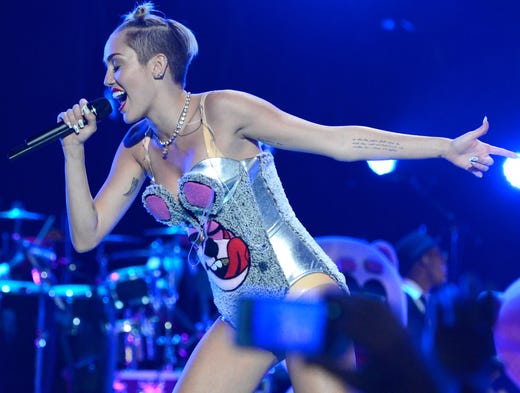 Mileys Vma Performance Shocks Celebs 