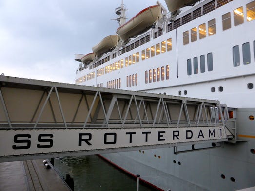La croisiere, les navire...d'Hier 635690999654458482-020-ssrotterdamgangway
