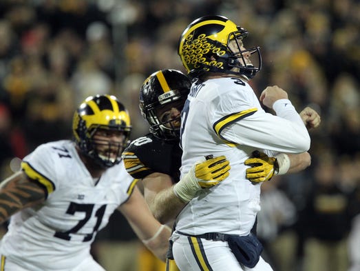 Iowa's Parker Hesse puts pressure on Michigan quarterback