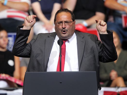 Iowa GOP Chairman Jeff Kaufmann speaks to guests at