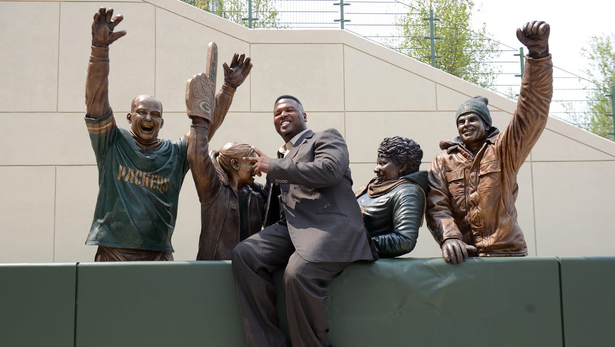 Le Roy Butler unveils Lambeau Leap sculpture at Lambeau Field