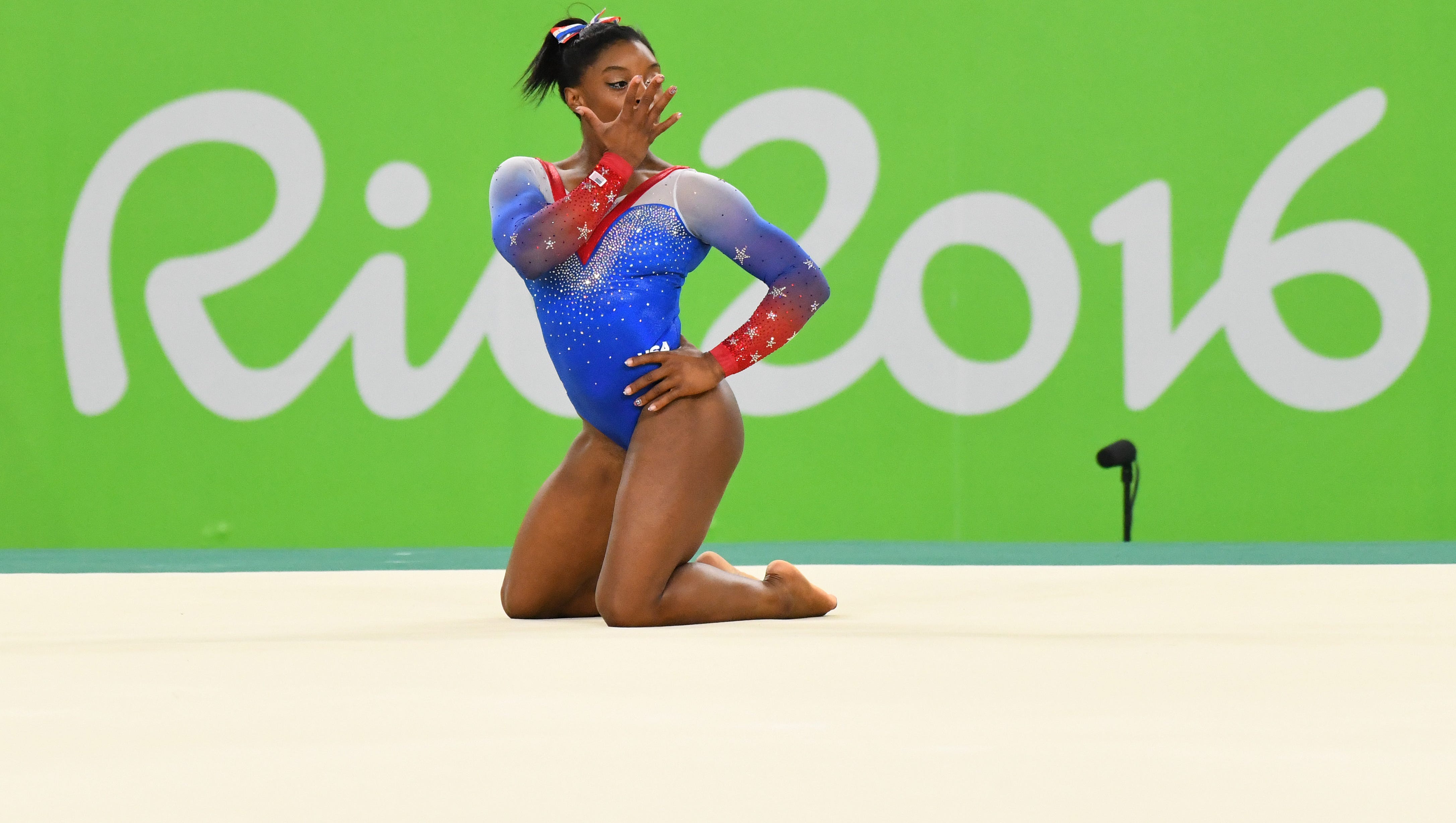 Simone Biles Wins Gold Aly Raisman Takes Silver In Floor Exercise Final