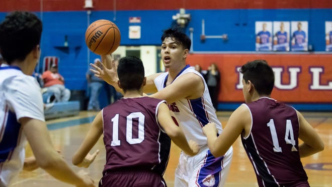 Las Cruces High's Bert Villanueva looks for the open man during boys prep on Tuesday at LCHS.
