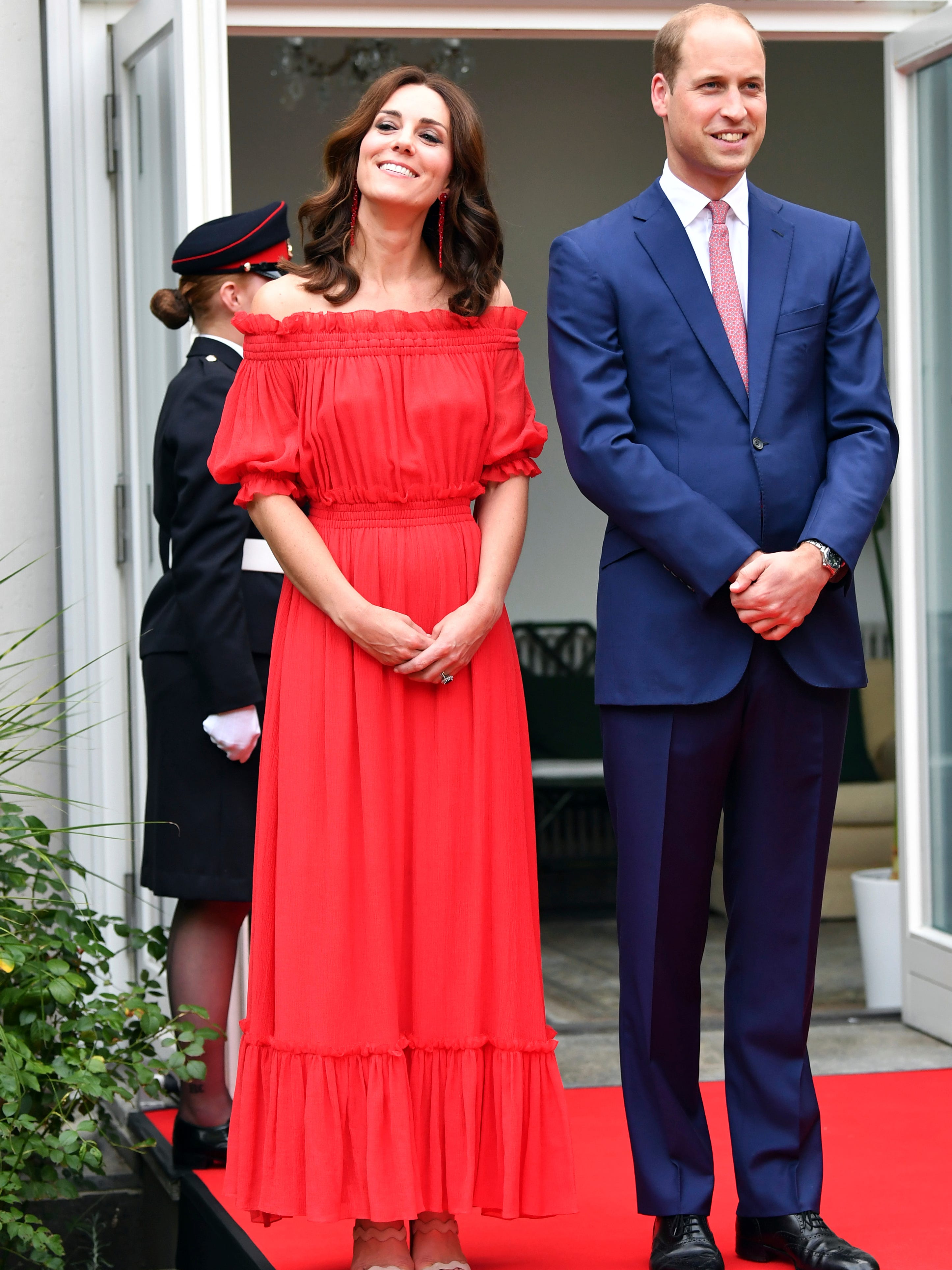 Duchess Kate's bare in a spicy, red peasant