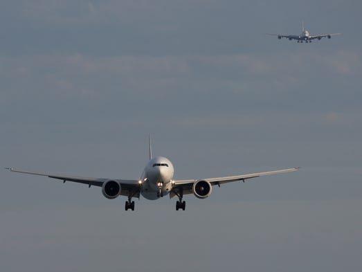 A Japan Airlines (JAL) Boeing 777 leads a approach through