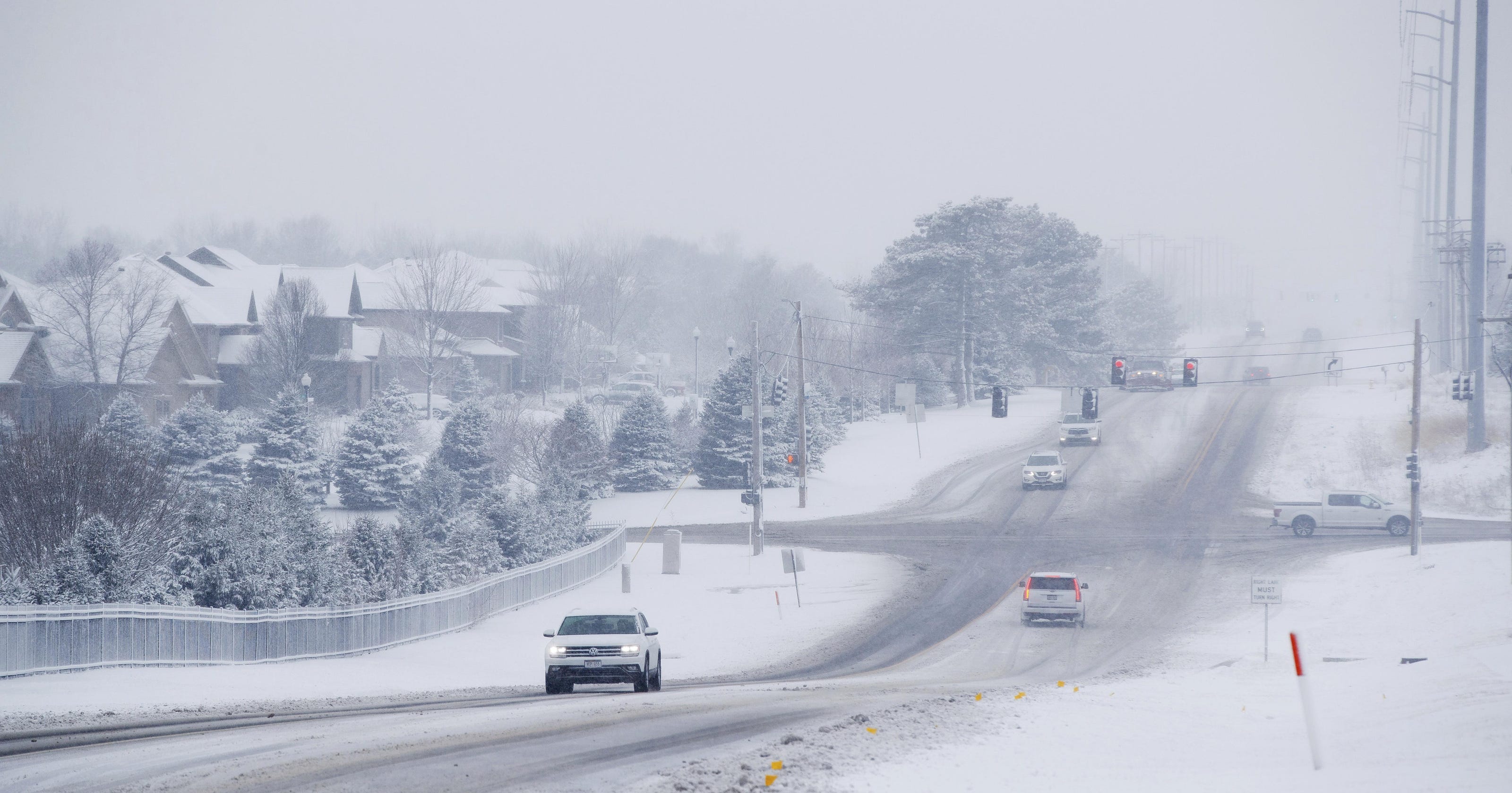 Storm dumps snow on Midwest; at least 5 dead in crashes