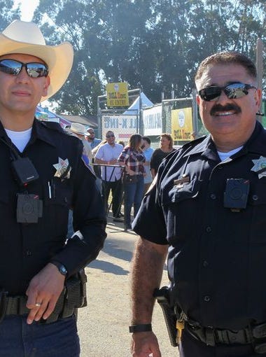 Dos policías de Salinas protegiendo el evento y disfrutando del PBR 2016, el miércoles, 20 de julio.