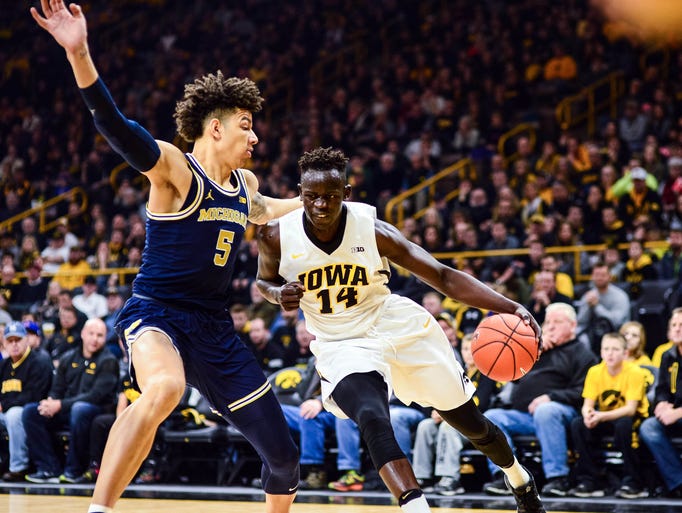 Iowa Hawkeyes guard Peter Jok (14) goes to the basket