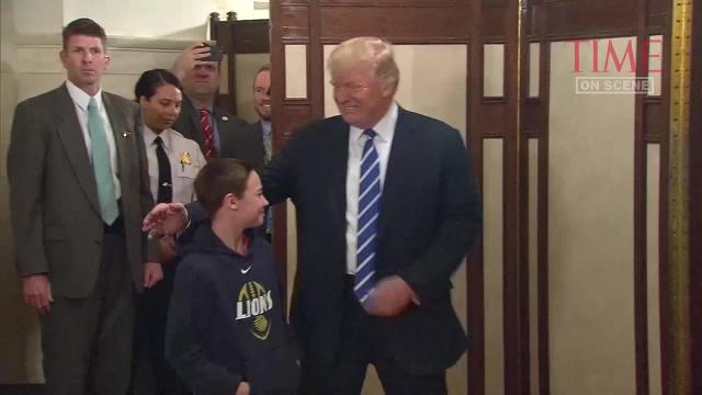 President Trump surprises schoolchildren during White House tour