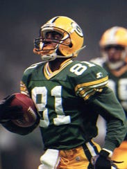 Desmond Howard, the Super Bowl MVP, returns a kickoff 99 yards for a touchdown.