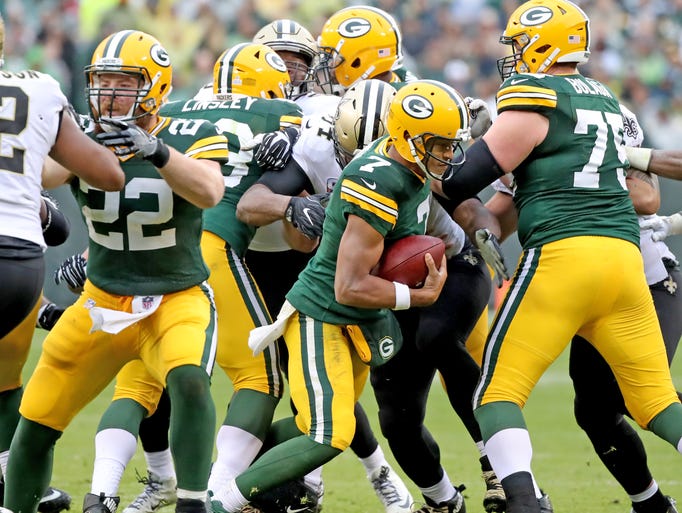 Green Bay Packers quarterback Brett Hundley (7) escapes