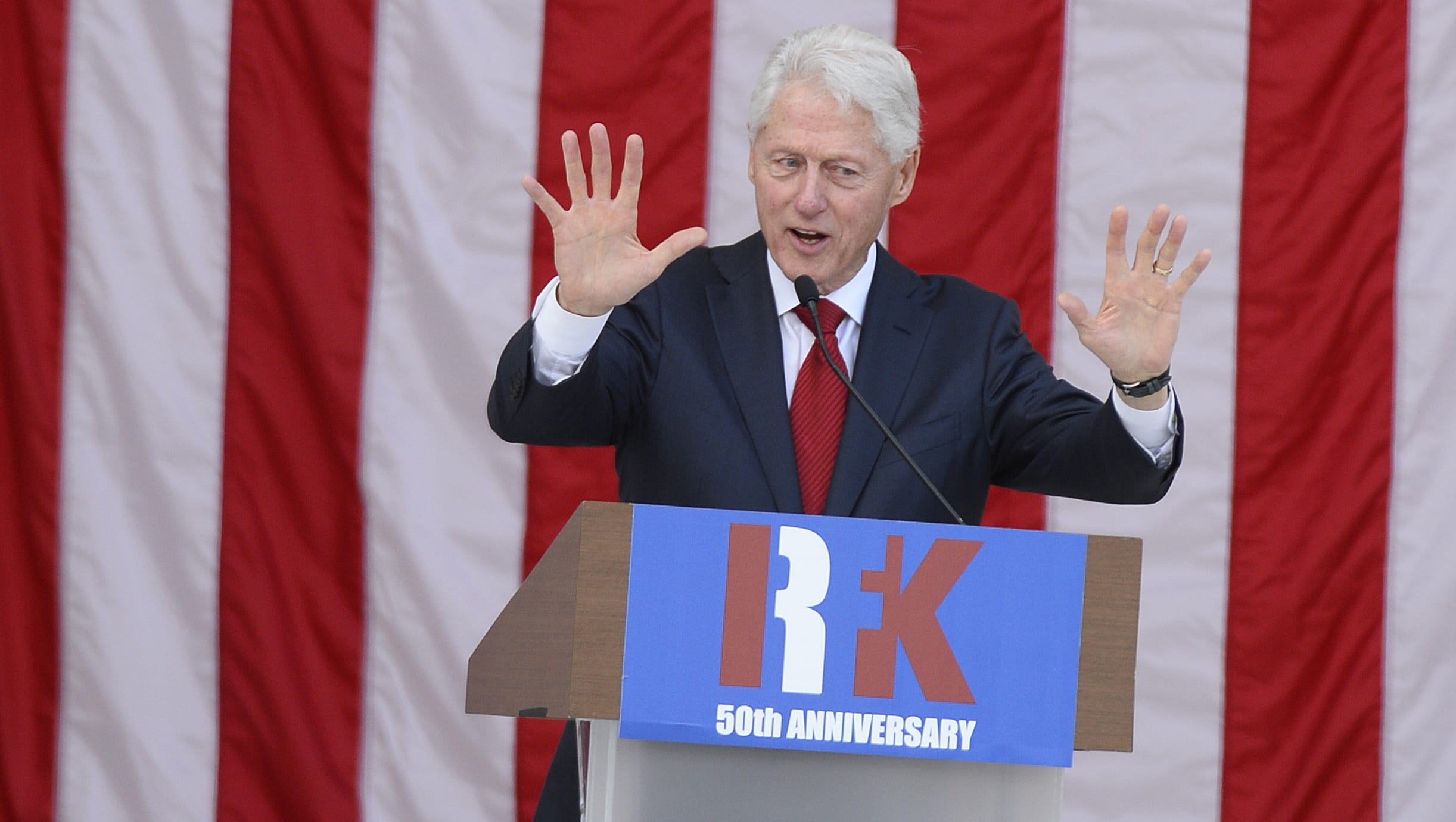 Bill Clinton And Loretta Lynch Meeting At Phoenix Airport Detailed
