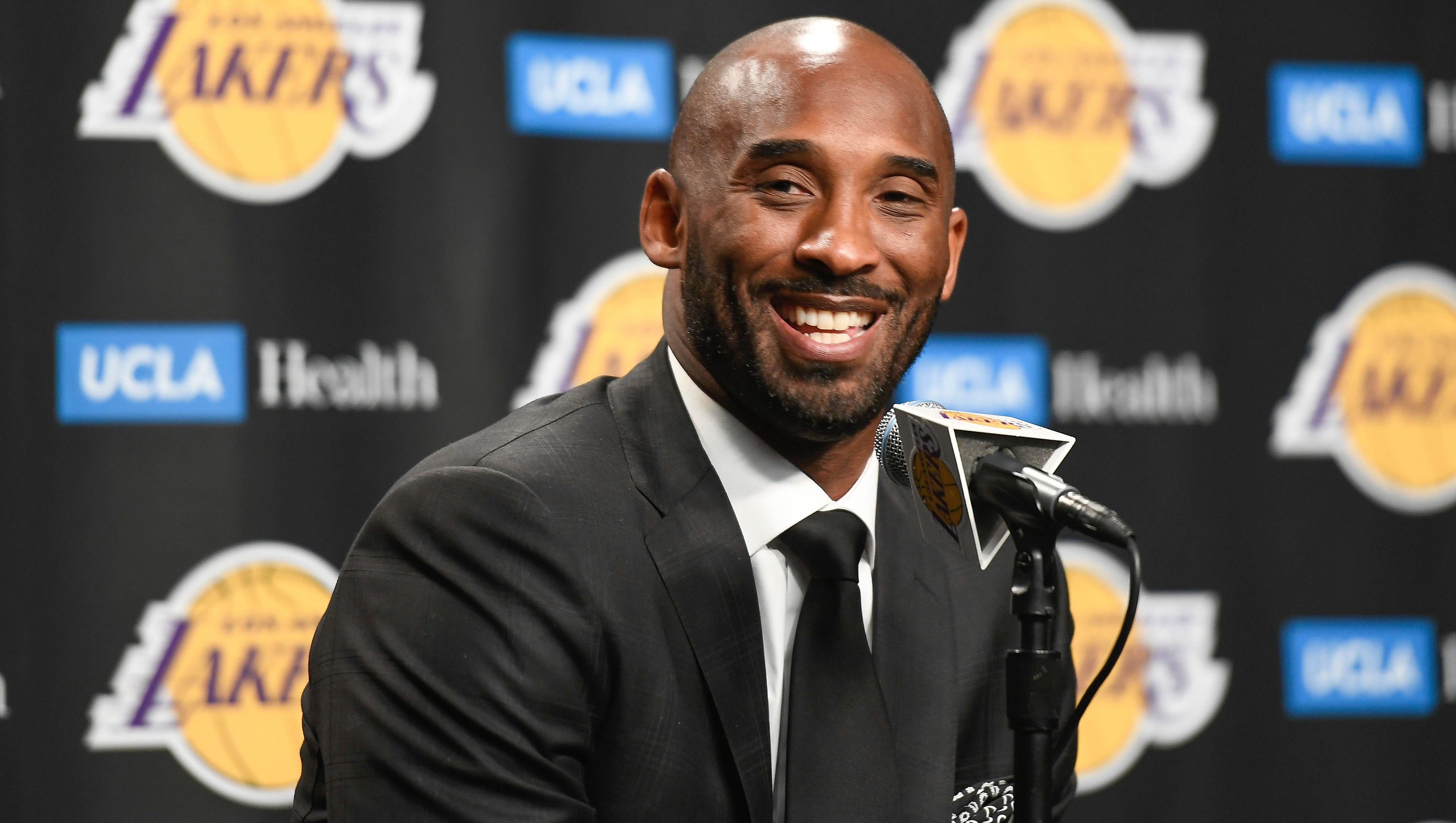 Kobe Bryant Reminisces As L A Lakers Retire His Jersey Nos 8 And 24