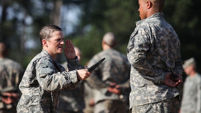 U.S. Army soldiers, including women, train during the Ranger Course ...