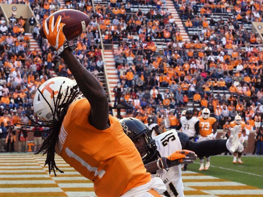 Tennessee wide receiver Marquez Callaway (1) makes
