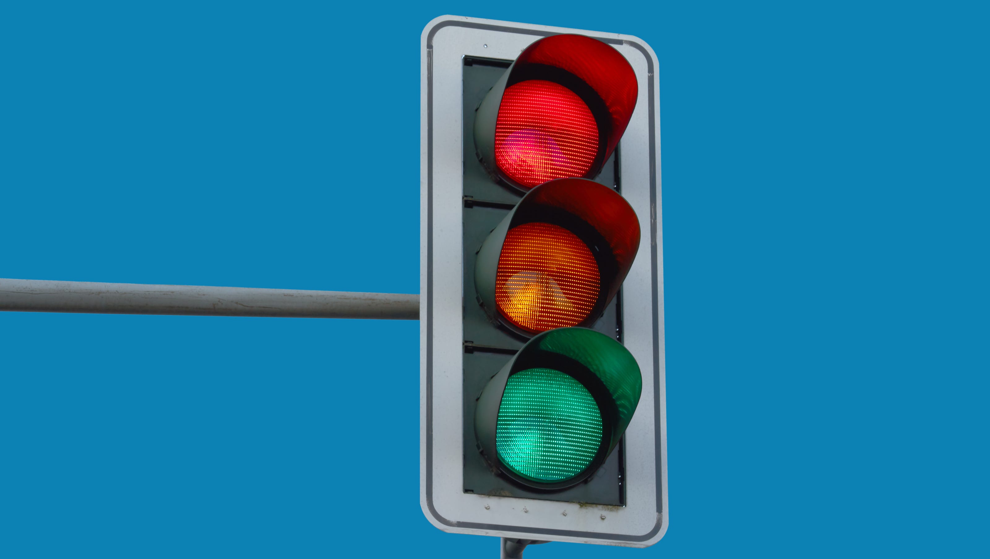 Желтый мигающий на маршрутном светофоре. Светофор. Мигающий зеленый сигнал светофора. Светофор с двумя сигналами. Светофор два цвета.