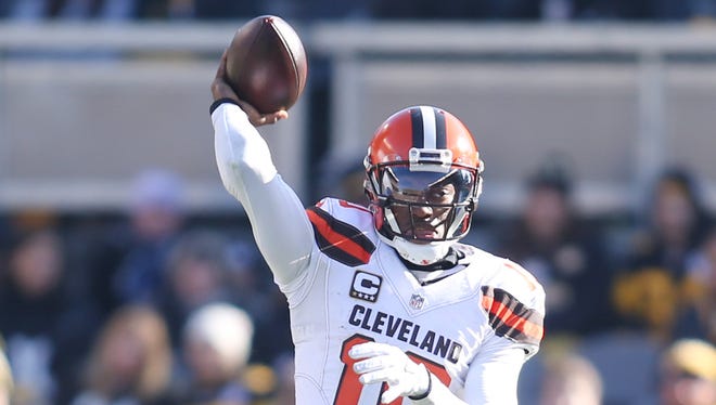 Cleveland Browns quarterback Robert Griffin III (10) passes against the Pittsburgh Steelers during the first quarter at Heinz Field.