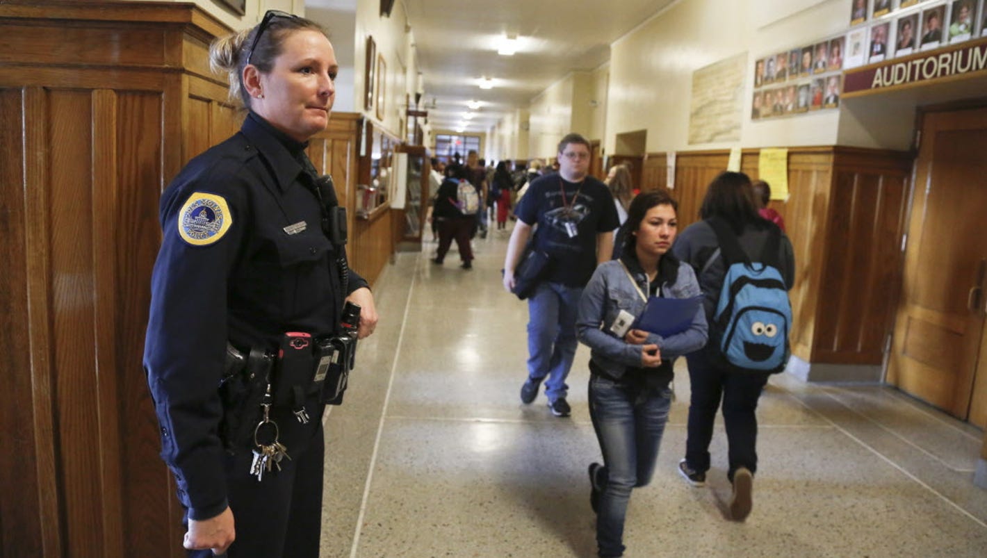 профподготовка охранников. дети донбасса школа. охранник в школе. обеспечение безопасности в учебном заведении. высшая школа охрана.