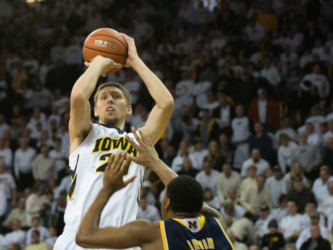 Jarrod Uthoff shoots over Michigan's Zak Irvin during