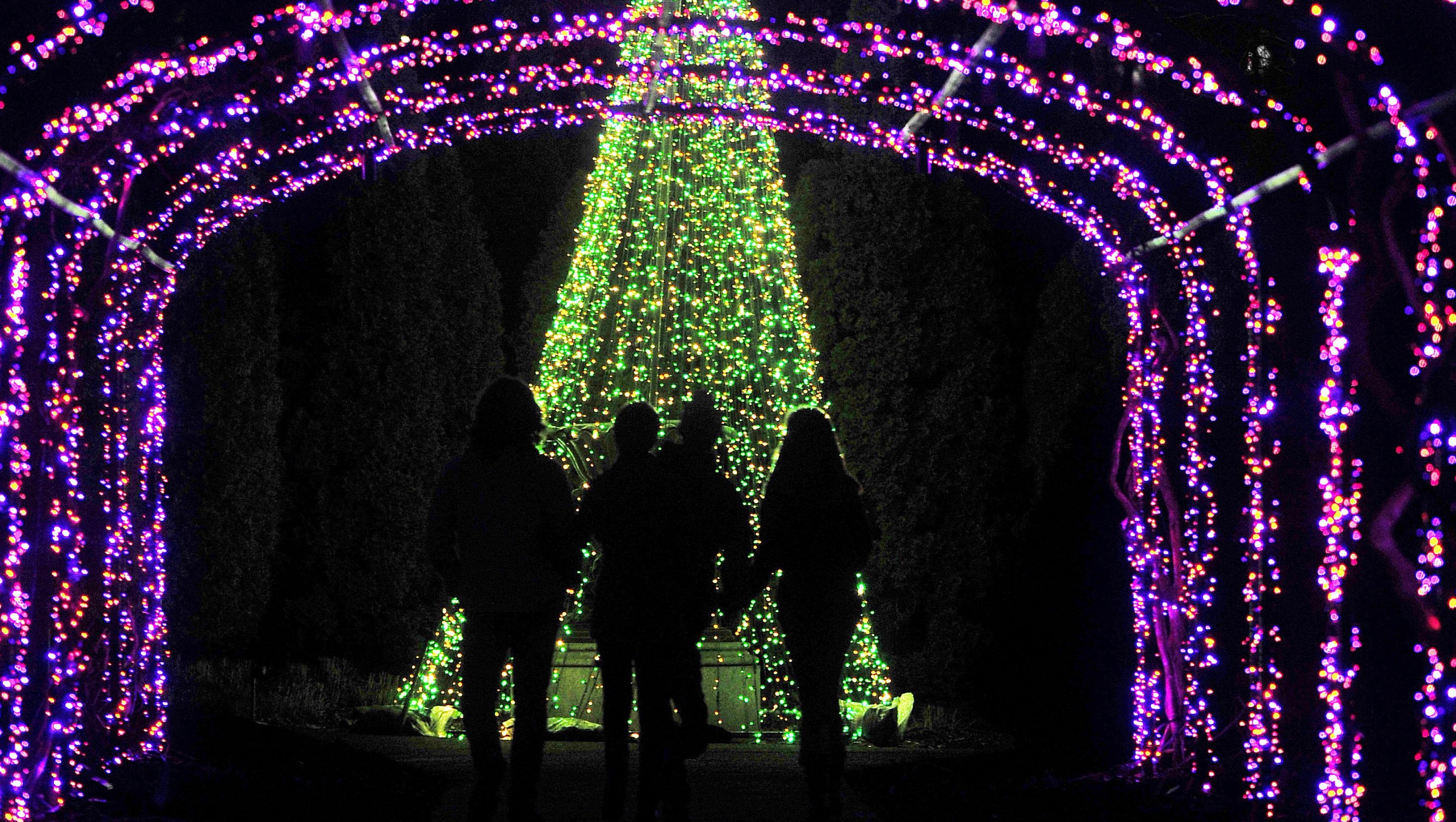 Holiday Lights, Country Christmas end this weekend