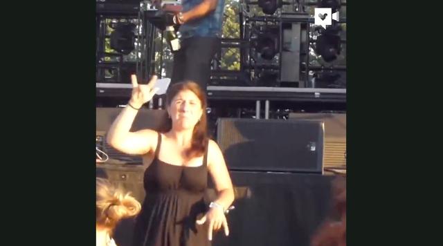 Sign language interpreter steals show at Snoop concert