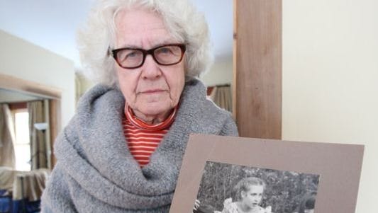 Lois Bohovesky holding a photo of her daughter