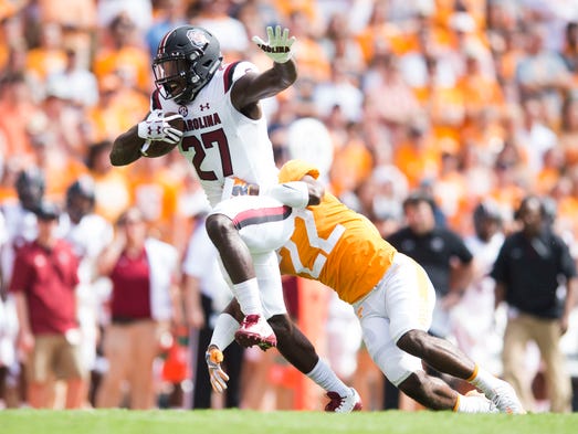 Tennessee defensive back Micah Abernathy (22) takes