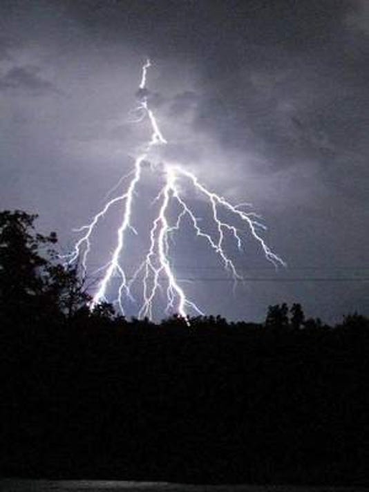 7 hurt when lightning strikes near Tampa Bay after game with Packers