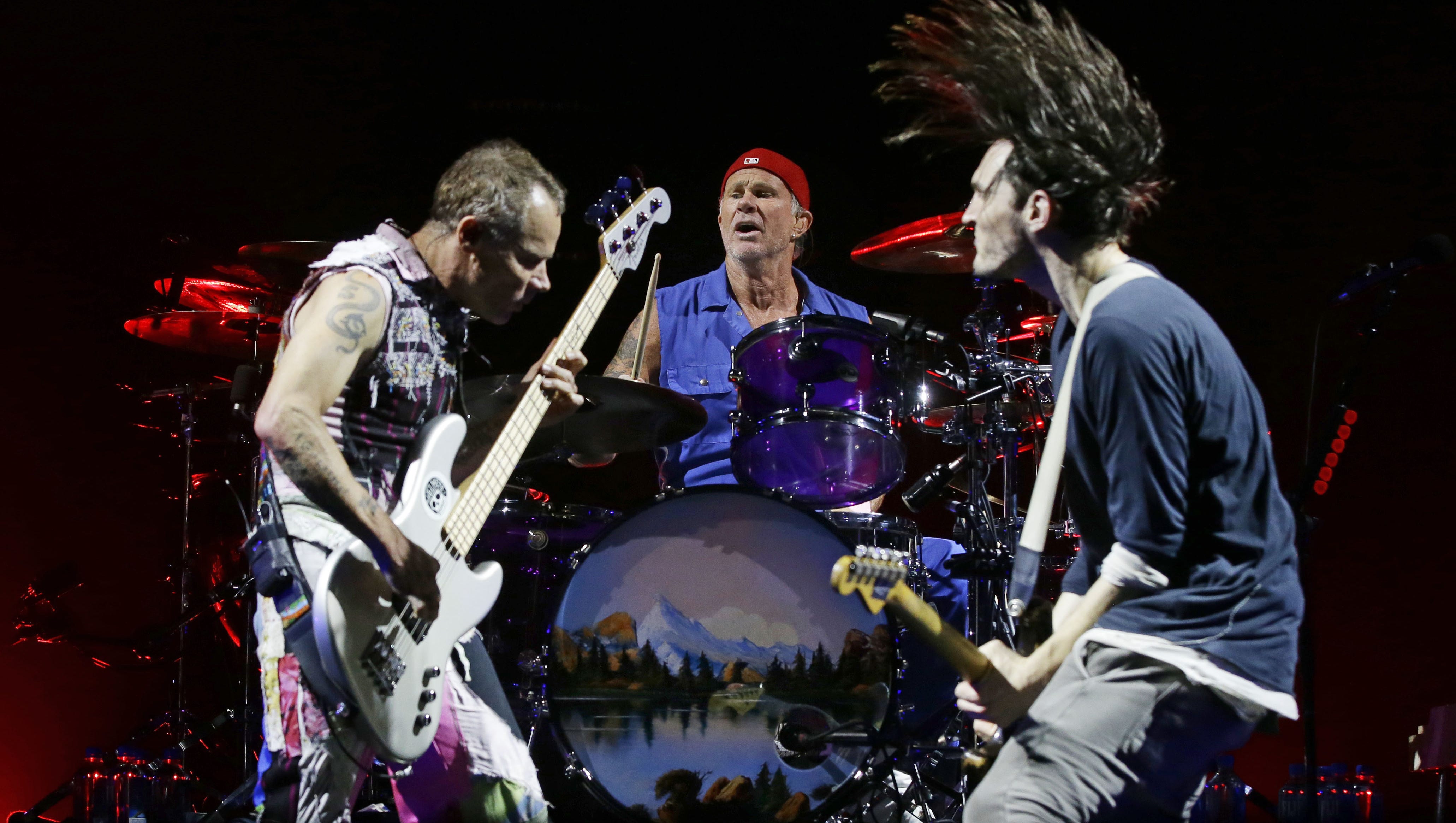 Red Hot Chili Peppers give it away high-energy concert in Glendale