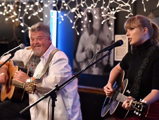XXX SD CRAIG WISEMAN AND SPECIAL GUEST TAYLOR SWIFT AT BLUEBIRD CAFE_99703282_2512 .JPG E ENT ACE USA TN