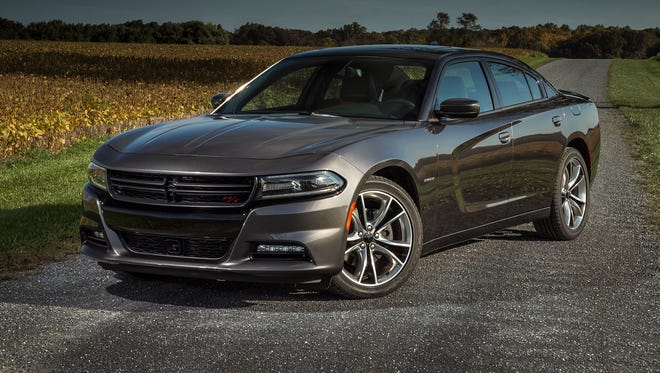 The 2015 Dodge Charger R/T earns 31 mpg with a V6, while the V8 delivers 16/25 mpg city/highway.