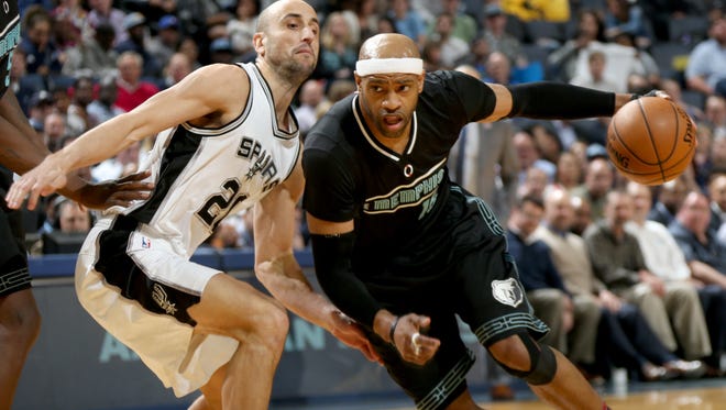 Memphis Grizzlies Vince Carter (right), drives defended by San Antonio Spurs Manu Ginobili at FedExForum.