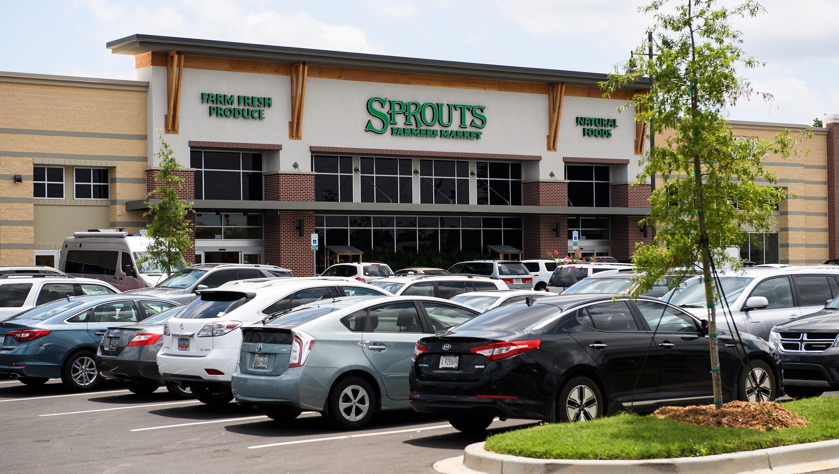 Sprouts Farmers Market debut draws happy shoppers, mixed feelings