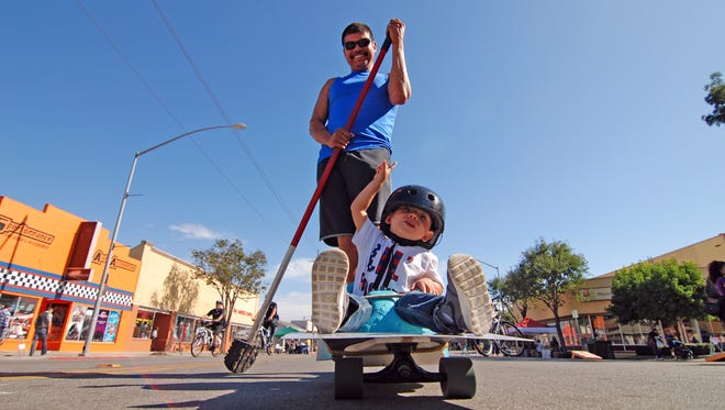 Sunday, October 25th saw a great turnout for the third annual Ciclovia Salinas, where a long section of Alisal Street was closed to motor traffic for four hours, allowing hundreds of citizens to enjoy a car-free day. 