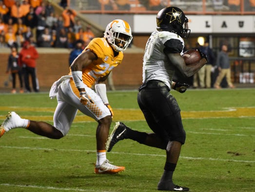 Tennessee defensive back Micah Abernathy (22) runs