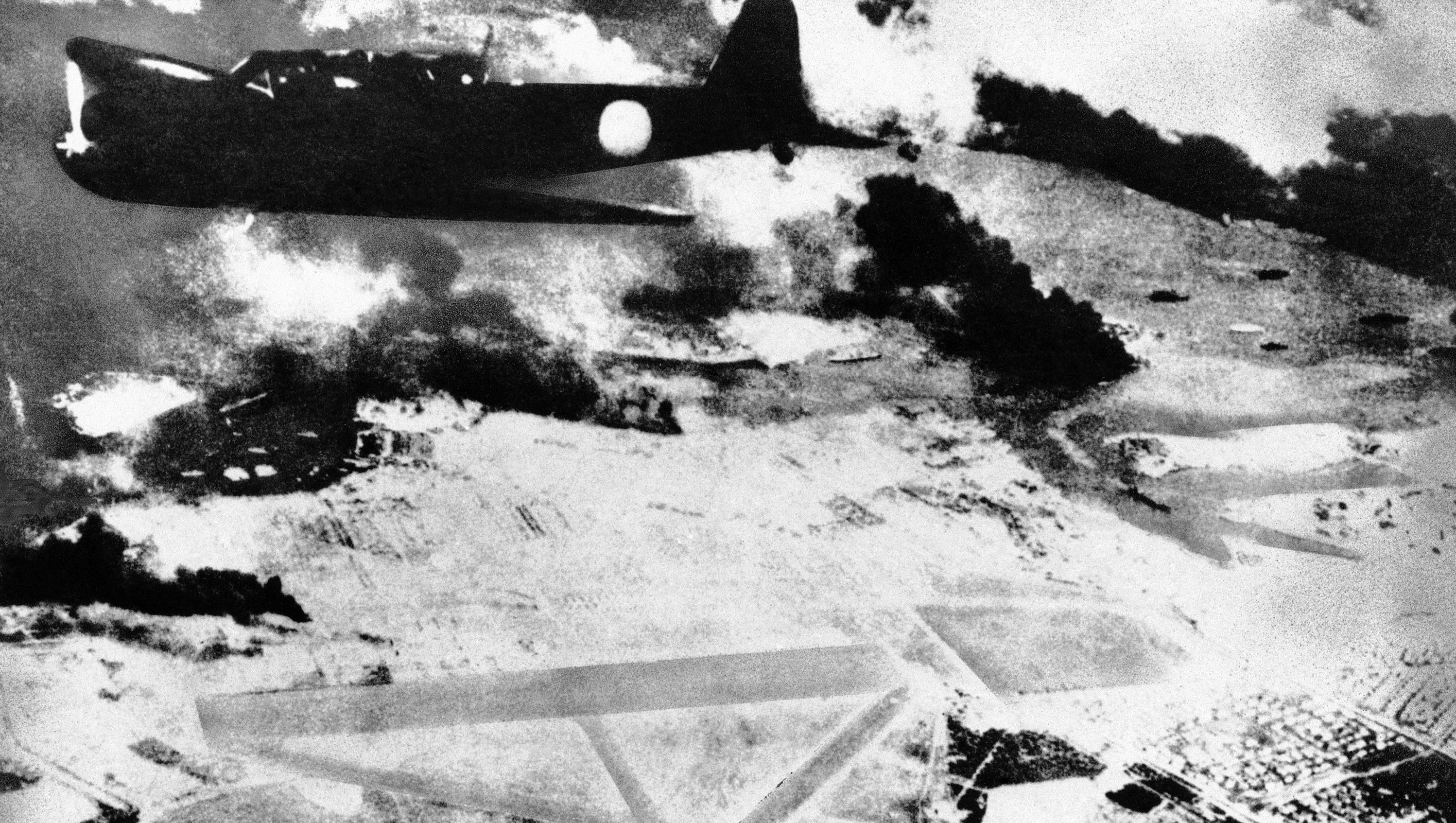 Нападение на самолет. Атака на «пёрл‑Харбор», 7 декабря, 1941. 7 Декабря 1941 Перл Харбор. 7 Декабря 1941 года японская атака на Перл-Харбор. Пёрл-Харбор 1941 японские саморлёты.