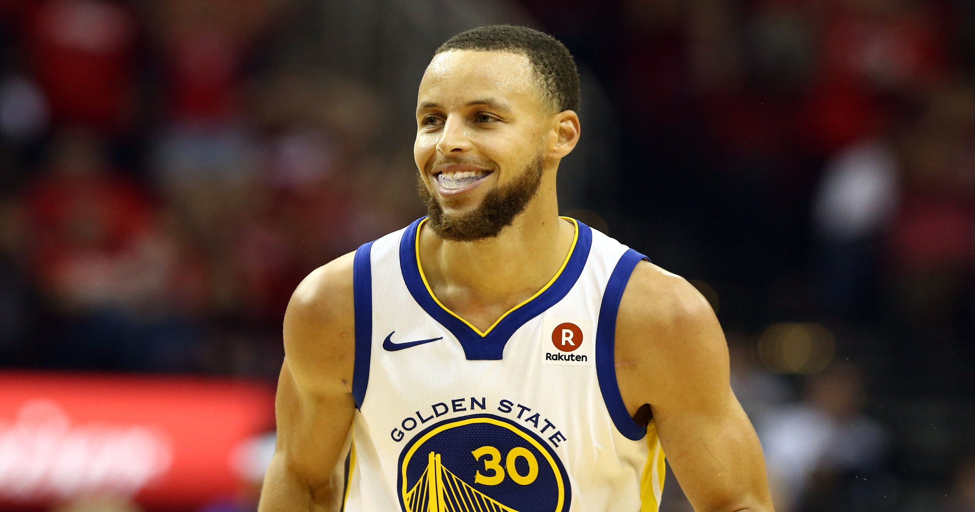 Steph Curry is having a blast singing and dunking at golf tourney