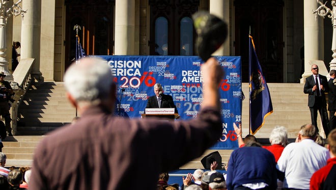 Franklin Graham, the President and CEO of the Billy Evangelistic Association prays on the steps of the State Capitol October 4, 2016.  About 8,100 people gathered to hear Graham's message as part of his Decision America Tour.