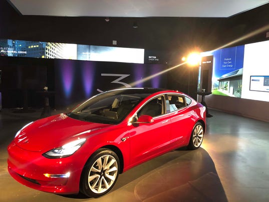 636537152303250973-tesla-Chicago2-model3.JPG