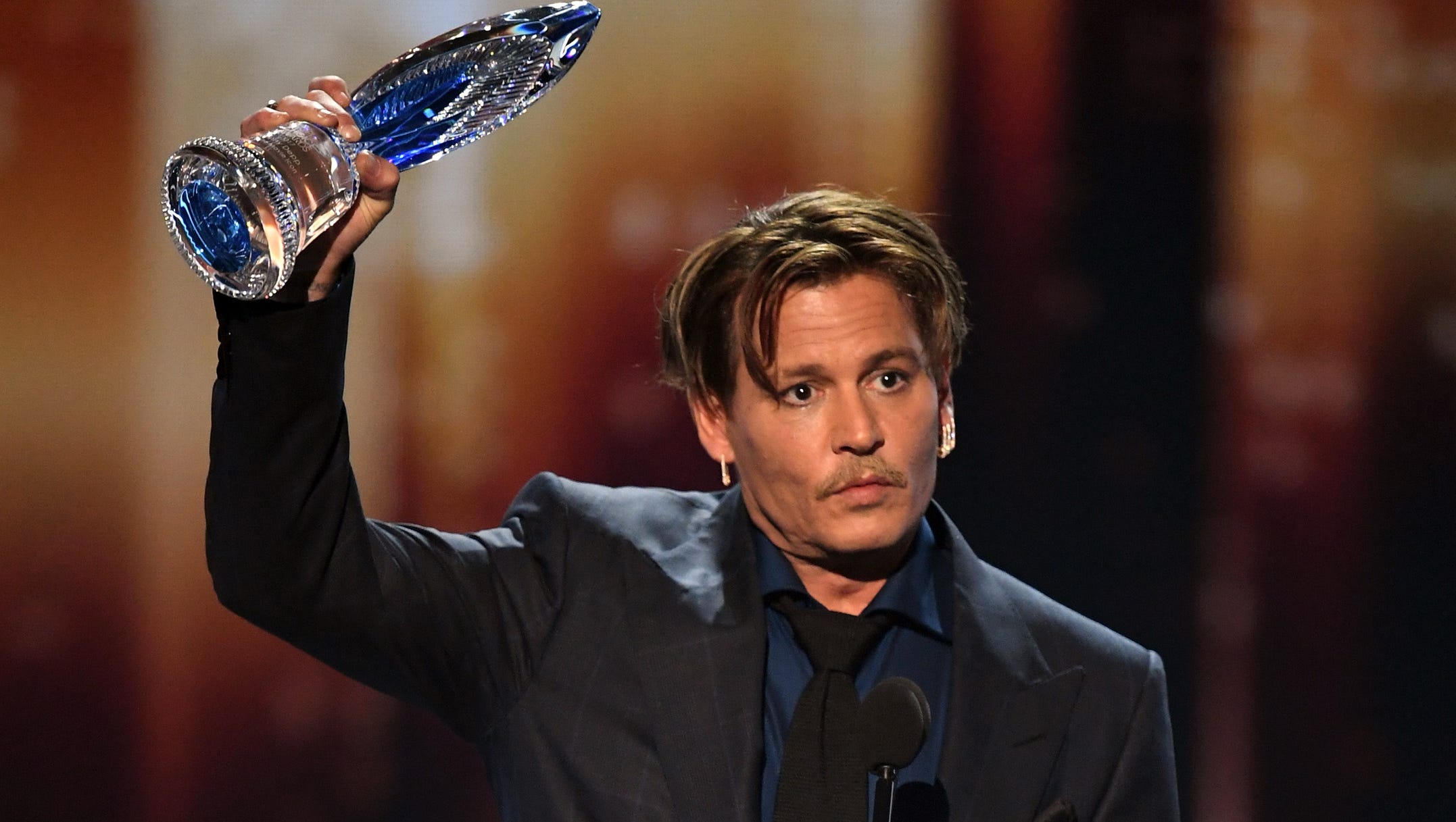 Johnny Depp References Divorce In Emotional People S Choice Awards Speech