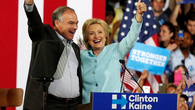 La virtual candidata demócrata a la Casa Blanca, Hillary Clinton (d), y su candidato a la Vicepresidencia, Tim Kaine, durante un acto de campaña en la Universidad Internacional de Florida en Miami, EEUU.
